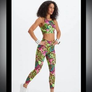 Fabletics Set! High waisted define 3/4 leggings and matching bra size small